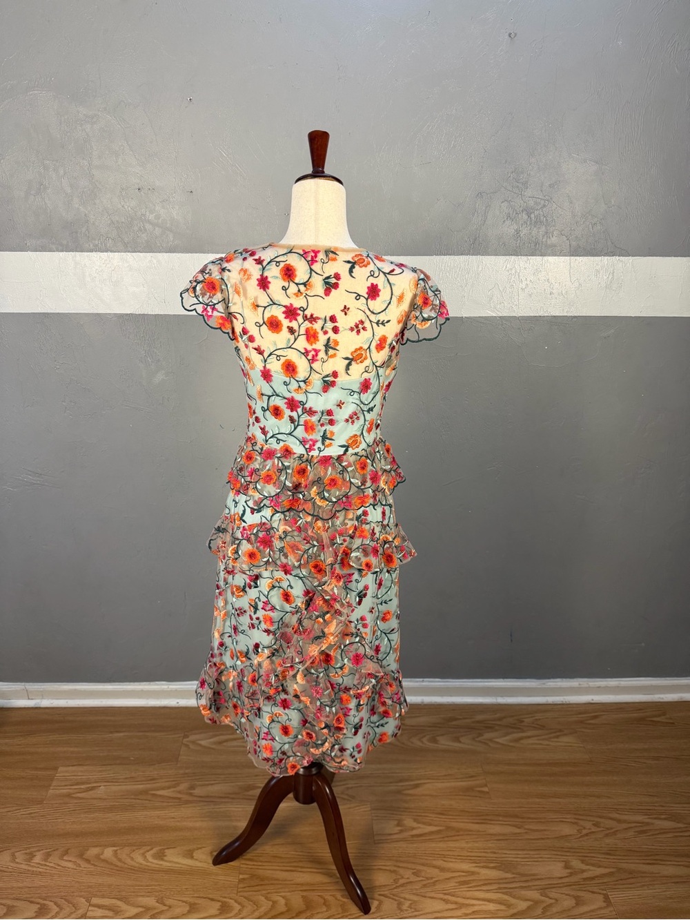 ML Monique Lhuillier Garden Party Embroidered Dress size 6 - Picture 4 of 10